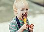 Das Foto eines Kindes, welches gerade ein Eis isst
